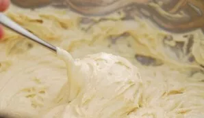 Pradėkite įkaitindami orkaitę iki maždaug 180 laipsnių. Giliame dubenyje išplakite minkštą sviestą su cukrumi. Įmuškite kiaušinius, tolia...