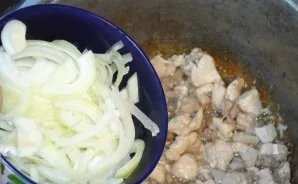 Kiaulieną nuplaukite ir supjaustykite vienodais gabalėliais. Jei labiau mėgstate dietinę mėsą, tuomet rinkitės nugarinę, o jei ne, tiks s...