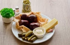 Paruoškite visus reikiamus ingredientus, iš anksto išvirkite burokėlius, kol suminkštės.