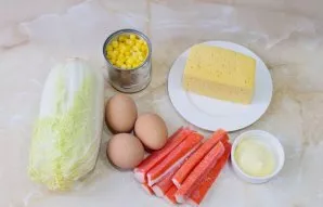 Paruoškite ingredientus. Kiaušinius išvirkite iš anksto ir atvėsinkite.