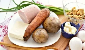 Paruoškite ingredientus. Daržoves išvirkite su lupenomis, o kiaušinius išvirkite, kol išvirs.