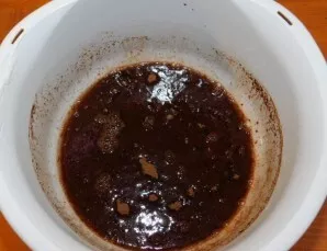 Sumaišykite vandenį, augalinį aliejų, cukrų ir kakavą.