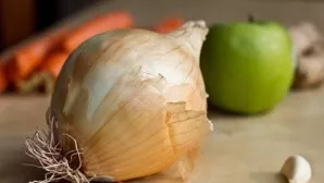 Smulkiai supjaustytą svogūną pakepinti viename aliejuje 5 minutes.