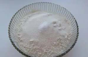 Sumaišykite sausus tešlos ingredientus: miltus, baltąjį cukrų ir druską. Tešlai galite įberti lygų arbatinį šaukštelį kepimo miltelių. Su...