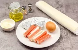 Paruoškite ingredientus. Kiaušinius išvirkite. Įjunkite orkaitę ir įkaitinkite, nustatykite temperatūrą iki 180 laipsnių.