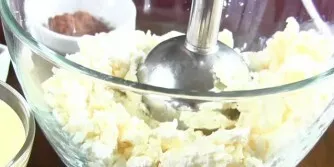 Varškę sutrinkite blenderiu. Turėtų gautis puri, pastos pavidalo masė.