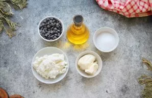 Paruoškite visus reikiamus ingredientus. Iš anksto išimkite sviestą iš šaldytuvo, kad jis taptų minkštas. Jei šokoladas yra didelis gabal...