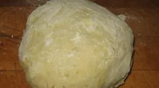 Išvirtas bulves nulupkite ir sumalkite mėsmale. Į masę įmuškite kiaušinį, supilkite pieną, druską ir miltus. Sumaišykite. Turėtumėte gaut...