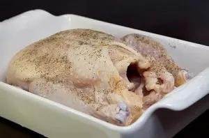 Vištieną iš vidaus ir išorės įtrinkite druska ir pipirais. Leiskime kol kas pasimarinuoti.