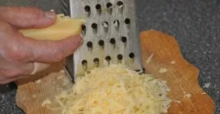 Sūrį sutarkuokite stambia tarka.