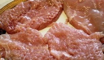 Kiekvieną vištienos krūtinėlę išilgai padalinkite į keletą dalių ir atsargiai išmuškite.