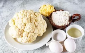 Paruoškite ingredientus. Kruopščiai nuplaukite žiedinio kopūsto galvą po tekančiu vandeniu.