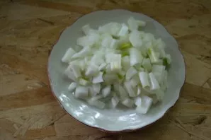 Nulupkite ir susmulkinkite svogūną.