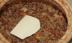 Puodus išimu iš orkaitės, į kiekvieną įdedu po gabalėlį sviesto, palieku porai minučių.