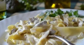 Išmaišykite makaronus. Viskas paruošta! Gero apetito!