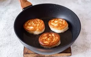 Tada apverskite į kitą pusę ir kepkite dar 1-2 minutes.