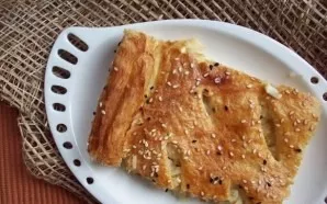 Paruoštą pyragą atvėsinkite ir supjaustykite gabalėliais.