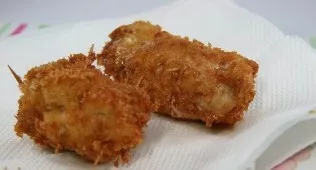Kepkite iki auksinės rudos spalvos, tada padėkite ant popierinio rankšluosčio. Prieš patiekdami nepamirškite atsargiai nuimti iešmelių. S...