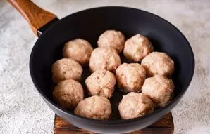 Keptuvėje ant vidutinės ugnies įkaitinkite augalinį aliejų ir sudėkite visus mėsos kukulius.