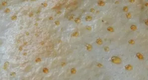 Jam atvėsus, ant paviršiaus atsiras gražūs lašeliai, todėl pyragas ir gavo savo pavadinimą.