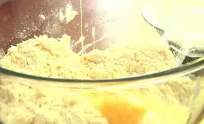 Tada įmuškite kiaušinį ir sudėkite cukrų, užminkykite minkštą elastingą tešlą. Suvyniokite į maistinę plėvelę ir padėkite į šaldytuvą pus...