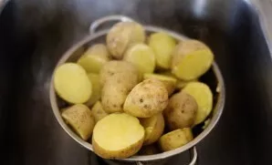 Tada atsargiai nupilkite vandenį.