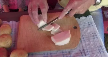 Lašinius supjaustykite mažais griežinėliais.