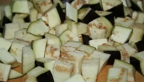 Baklažanus supjaustykite mažais gabalėliais.
