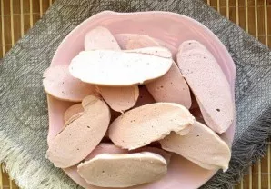 Dešreles supjaustykite griežinėliais.