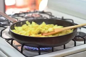 Obuolius nulupkite ir supjaustykite griežinėliais. Įpilkite šiek tiek vandens su šaukštu cukraus užvirinkite ir šiame sirupe pavirkite ob...