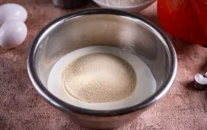 Supilkite kefyrą į didelį dubenį ir suberkite manų kruopas.