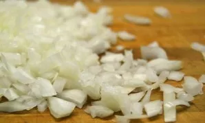 Nulupkite 1 svogūną ir supjaustykite mažais kubeliais.