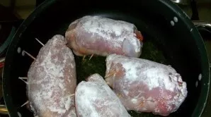 Mėsą sandariai susukti į suktinukus, kraštus sutvirtinti dantų krapštukais ir apvolioti miltuose.