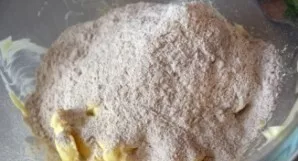 Sviestą iš anksto šiek tiek suminkštinkite arba ištirpinkite. Sumaišykite jį su cukraus pudra.