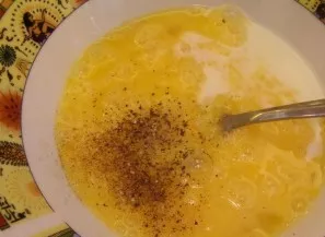 Kiaušinius išplakti su druska, pipirais ir pienu.