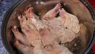 Kiekvieną blauzdelę apibarstykite miltais, kad tešla gerai priliptų.