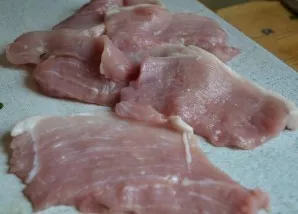 Kiaulieną taip pat nuplauname, nusausiname ir supjaustome plonomis riekelėmis, šiek tiek mažesnėmis nei odos stačiakampiai.