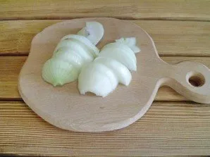 Supjaustykite svogūną.