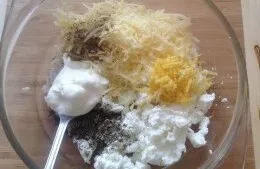 Įdarui sumaišyti varškę, tarkuotą sūrį, citrinos žievelę, grietinę. Įberkite žiupsnelį maltų juodųjų pipirų, žiupsnelį druskos ir džiovin...