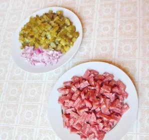 Nuo dešros nuimkite odelę ir supjaustykite plonomis, ne ilgomis juostelėmis. Marinuotus agurkus ir raudonąjį svogūną supjaustykite mažais...