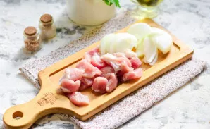 Mėsą nuplaukite ir nusausinkite, supjaustykite mažais gabalėliais. Svogūną nulupkite ir supjaustykite pusžiedžiais.