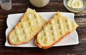 Mini batoną perpjaukite per pusę, o paskui per pusę išilgai. Kepkite vaflinėje arba keptuvėje.