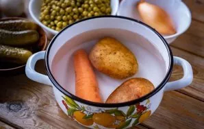 Puode su vandeniu išverdame bulves ir morkas kol suminkštės.