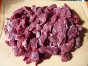 Jautieną supjaustykite mažais gabalėliais.