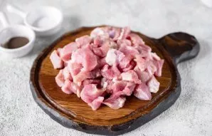 Kiaulieną supjaustykite mažais gabalėliais.