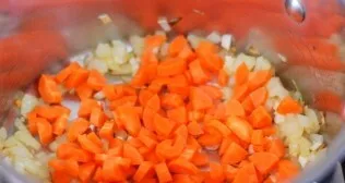 Morkas nulupkite ir nuplaukite, supjaustykite gabalėliais ir suberkite į svogūną, pakepinkite 3-5 minutes.
