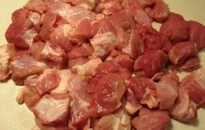 Kumpį supjaustykite mažais gabalėliais.
