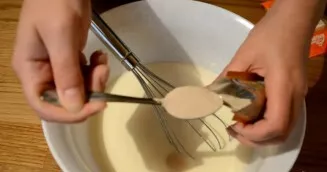 Suberkite sausas mieles, druską ir granuliuotą cukrų, išmaišykite ir palikite 3 min.