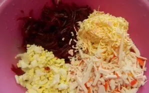 Visus paruoštus ingredientus sudėkite į gilų dubenį.