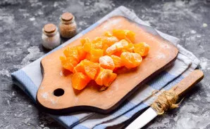 Mandarinus nulupkite ir supjaustykite mažais kubeliais. Jei yra sėklų, išimkite.